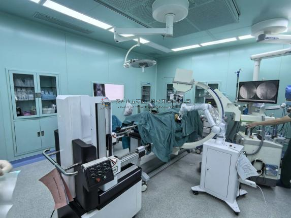 股骨頸骨折三臂機(jī)器人復(fù)位六軸機(jī)器人輔助經(jīng)皮空心釘固定